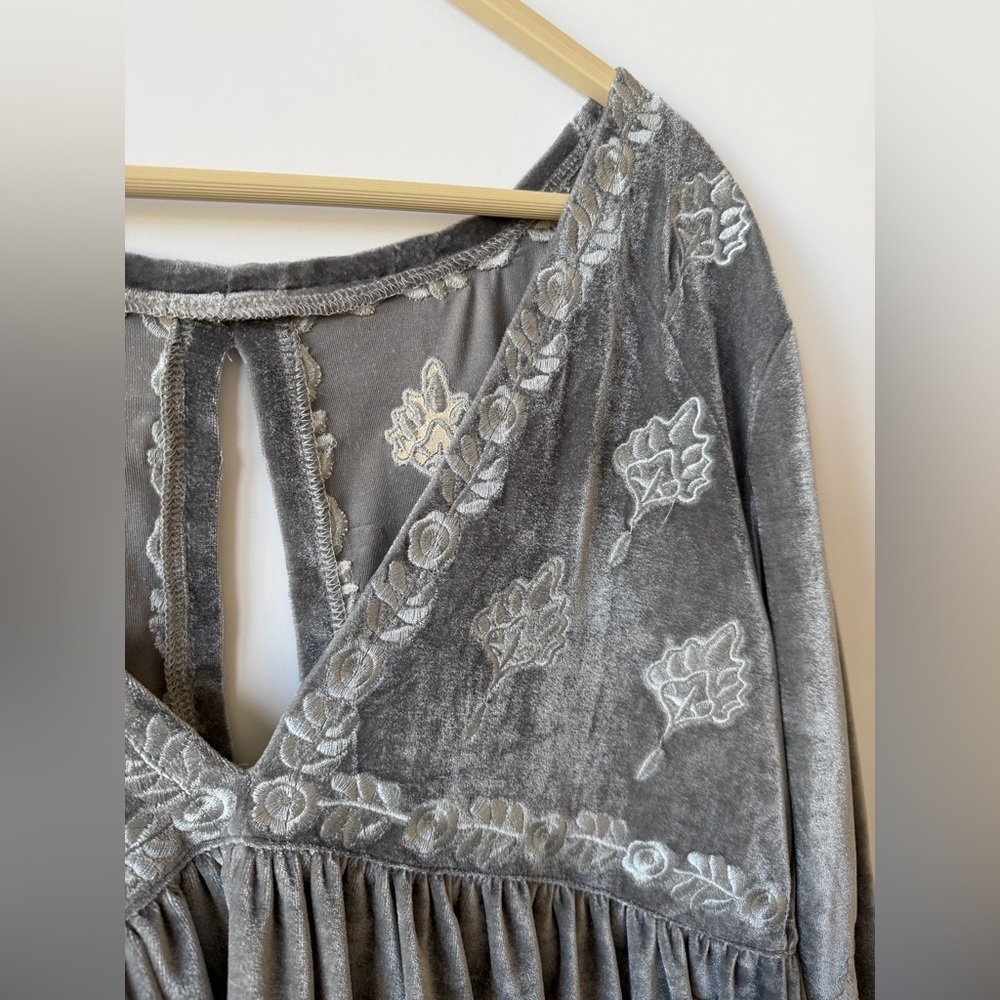 POL Minot Oversized V-Neck Velvet Top - Picture 4 of 9